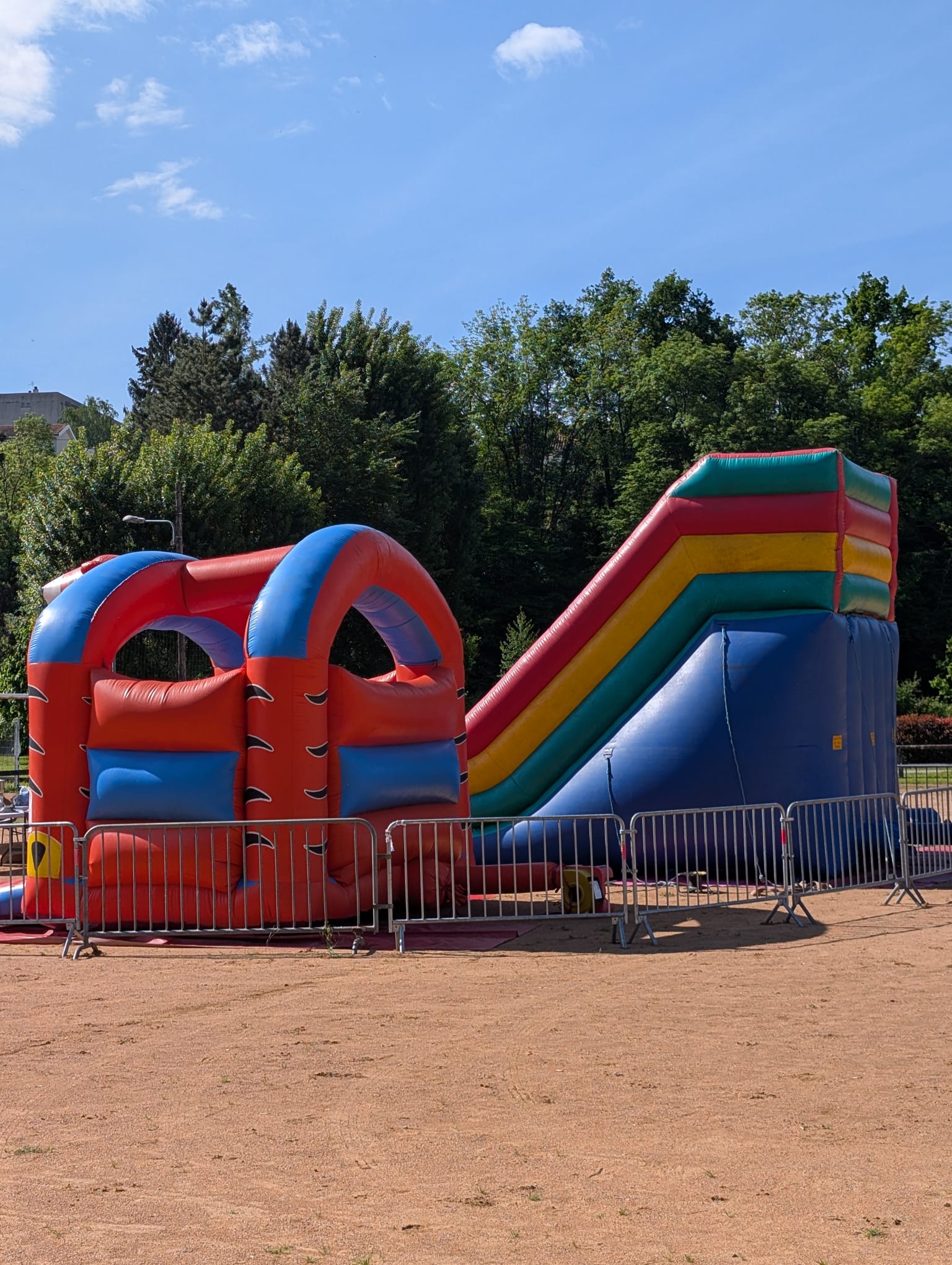 Structure gonflable pour les enfants pendant la kermesse