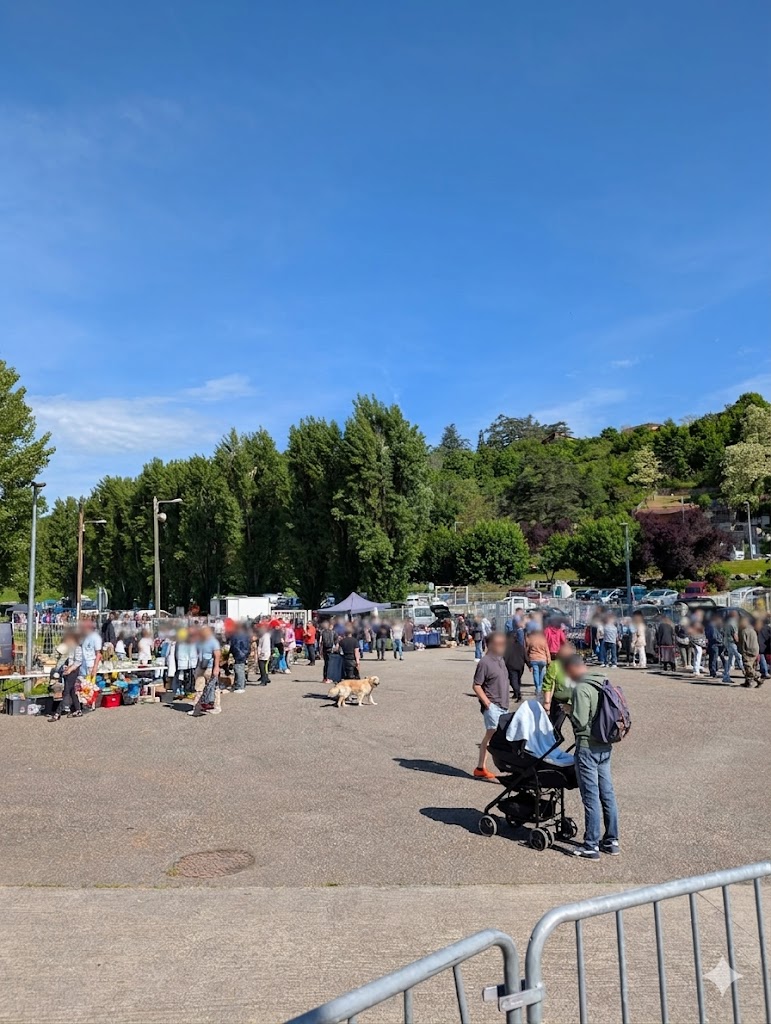 Entrée et ambiance autour de la salle de l'événement