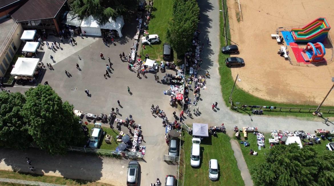 Affluence et stands vus en hauteur